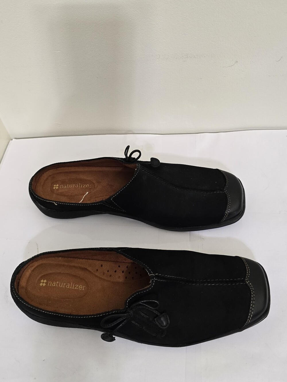 NATURALIZER size 8.5 Side Tie Leather Slip On Black Mules Comfort Cushioned